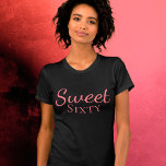 Sweet 60th Birthday t shirten T-shirt<br><div class="desc">Het 60ste verjaardagsshirt is perfect voor een vrouw die 60ste verjaardag viert. Het komt met Sweet 60-tekst - voor een persoon met een gevoel van humor. De kleurenroze is geweldig voor haar. Een geweldig cadeauidee voor een vrouw die haar zestigste verjaardag viert - kies uit vele stijlen en kleuren. U...</div>