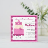 Sweet 61 Paarse en roze Cake Birthday Invite Kaart (Staand voorkant)