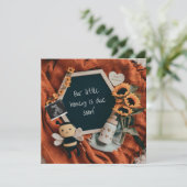 Sweet Bee en Zonnebloemen zwangerschapsaankondigin Feestdagenkaart (Staand voorkant)