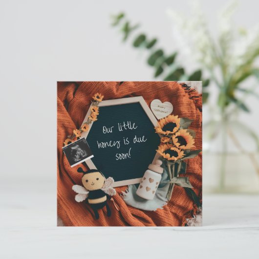 Sweet Bee en Zonnebloemen zwangerschapsaankondigin Feestdagenkaart (Staand voorkant)