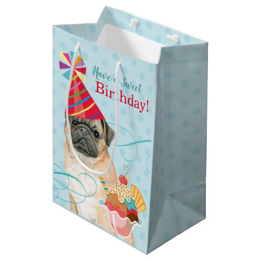 Sweet Birthday Pug Medium Gift Bag Medium Cadeauzakje (Voorkant Gekanteld)