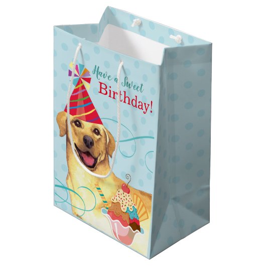 Sweet Birthday Yellow Lab Medium Cadeauzakje (Voorkant Gekanteld)