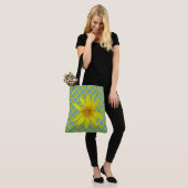 Sweet botanisch Floral geel op elke kleur Tote Bag (Op model)