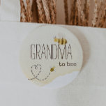 Sweet Bumblebee Baby shower oma naar Bee Button<br><div class="desc">Introductie van onze lieve hommel baby shower oma tot bijenknop, ideaal voor een heerlijk, genderneutraal feest! Dit vrolijke ontwerp heeft een schattig hommelthema met zoete hartpaden, waardoor een grillige, boho-geïnspireerde waterverf ontstaat die ideaal is om een klein jongetje of meisje op een vrolijke manier te verwelkomen. Als u vragen heeft...</div>