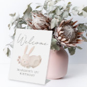 Sweet Bunny Calligraphy First Birthday Welkom Reclamebord Met Voetstuk