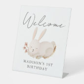 Sweet Bunny Calligraphy First Birthday Welkom Reclamebord Met Voetstuk (Voorkant)