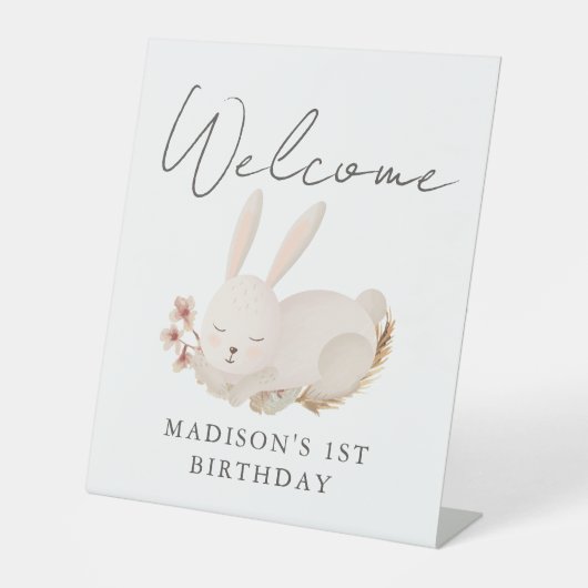 Sweet Bunny Calligraphy First Birthday Welkom Reclamebord Met Voetstuk (Voorkant)