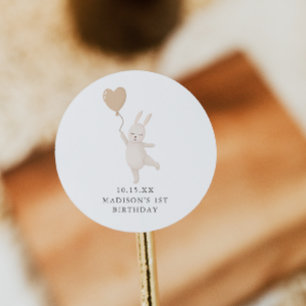 Sweet Bunny met Heart Balloon First Birthday Ronde Sticker