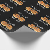 Sweet Buns Funny Baking Pun Dark BG Cadeaupapier (Hoek)