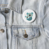 Sweet cartoon koala moeder en baby hugging ronde button 5,7 cm (In situ)