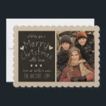 SWEET CHALKBOARD | HOLIDAIR FOTO-WENSKAART FEESTDAGENKAART<br><div class="desc">SCHAKELEN,  RUSTIC 2014 HOLIDAY FOTO WENSKAART MET ZWARTE CHALKBOARD ONTWERP. ELKE CLARKE© HANDSCHRIFTELIJKE TEKST VONT MET DE WOORDEN "WISSEN U EEN MERRY CHRISTMAS MET VERLIES VAN ONZE GEZIN AAN JULLIE" EN KUSTGEHEUGENPATROON. DRIE FOTOKLLAGE. EEN AAN DE VOORZIJDE EN TWEE AAN DE ACHTERZIJDE VAN DE KAART.</div>