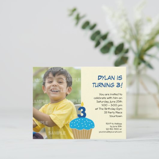 Sweet Cupcake 3rd Birthday Party Invitation Kaart (Staand voorkant)