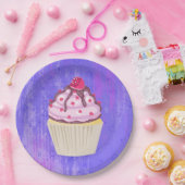 Sweet Cupcake met Frambozen bovenaan Papieren Bordje (Feest)
