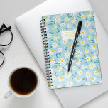 Sweet Daisies patroon gepersonaliseerd Planner<br><div class="desc">madeliefjes op een lichtblauw achtergrondpatroon.</div>