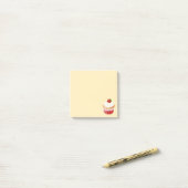 Sweet Delicious aardbei Cupcake on Yellow Post-it® Notes (Op bureau)