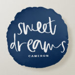 Sweet Dreams Hand Lettering Navy Blue Custom Rond Kussen<br><div class="desc">Lieve dromen! Voeg een grillig accent toe aan elke kamer met dit handgeschreven kussen. Het beschikt over "zoete dromen" hand belettering citaat en polka stippen patroon op een marineblauwe achtergrond. Perfect voor kinderdagverblijven en slaapkamers.</div>