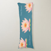 Sweet Dreams Lotus Flowers op Bluish Blauwgroen Bo Lichaamskussen (Voorkant Verticaal)