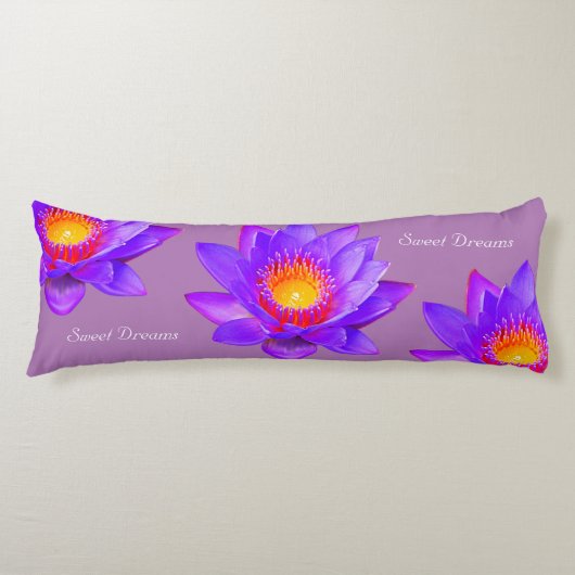 Sweet Dreams Lotus Flowers op Violet Lichaamskussen (Voorkant)