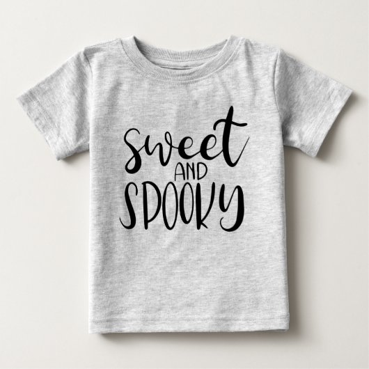 Sweet en Spooky Halloween Baby T-Shirt (Voorkant)