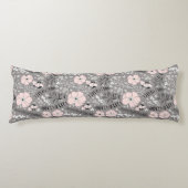 Sweet Gray Pink White Whimsical Floral Pattern Lichaamskussen (Voorkant)