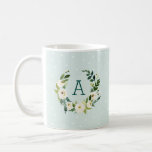 Sweet Greenery Wreath en Mint Stippen Monogram Koffiemok<br><div class="desc">Aangepaste monogram koffie mok gepersonaliseerd met uw initiaal of andere tekst. Deze eenvoudige boerderij geïnspireerd ontwerp beschikt over een waterverf krans van groen en witte bloemen op een munt polka stip achtergrond. Voeg je monogram letter toe in het botanische lijst. Gebruik de ontwerpgereedschappen om een achtergrondkleur te kiezen, tekstlettertypen en...</div>