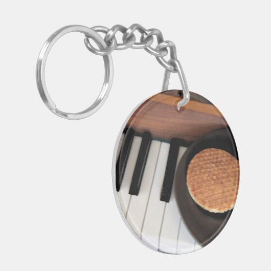 Sweet Harmony – Stroopwafel on Piano Key Holder Sleutelhanger (Voorkant Links)