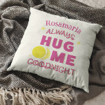 Sweet Hug Me Goodnight Moon Tekstontwerp Kussen<br><div class="desc">Deze zoete knuffel me welterusten tekst ontwerp is voorzien van vet roze tekst met een oprechte boodschap, geaccentueerd door een gele halve maan en sterren. Perfect voor degenen die houden van sentimentele inrichting, dit charmante stuk voegt een gezellige touch aan uw ruimte, ideaal voor bedtijd ontspanning of cadeau aan geliefden....</div>