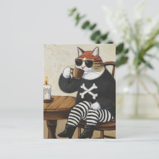 Sweet Kat Pirate in fuzzy zwarte trui koffie Briefkaart (Staand voorkant)