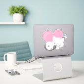 Sweet Kitty Cat Slapen met een groot roze hart Sticker (Laptop op bureau)
