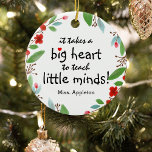 Sweet Leraar Apprecie Kerstmis Keramisch Ornament<br><div class="desc">Leraren zijn echt geweldig en wat een betere manier om ze te laten weten, dan met een van deze gepersonaliseerde leraren die kerst-ornament waardeert. Dit eenvoudige en moderne ontwerp kenmerkt het zoete gezegde 'Het kost een groot hart om kleine geesten te onderwijzen!' een schattig klein rood hart, een feestelijke rode...</div>