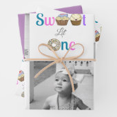 Sweet Little One Cupcake en Donut First Birthday Inpakpapier Vel (In situ)