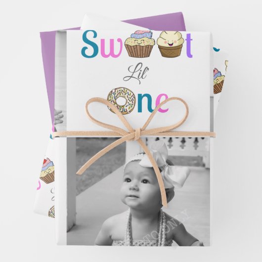 Sweet Little One Cupcake en Donut First Birthday Inpakpapier Vel (In situ)