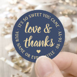 Sweet Love & Bedankt Navy Blauw & Goud Eenvoudig S Ronde Sticker<br><div class="desc">Voeg een gepersonaliseerde touch toe aan feestgunsten en bedank je notities met aangepaste "liefde en bedankt" ronde stickers / envelopzegels. Alle bewoordingen op deze sjabloon zijn eenvoudig aan te passen voor elke gelegenheid, zoals bruiloft, vrijgezellenfeest, afstuderen, verjaardagsfeestje, jubileum of pensioen. Het marineblauw en gouden ontwerp heeft moderne scriptkalligrafie in het...</div>