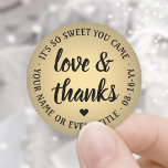 Sweet Love & Bedankt Script Zwart & Goud Faux Foli Ronde Sticker<br><div class="desc">Voeg een gepersonaliseerde touch toe aan feestgunsten en bedank je notities met aangepaste "liefde en bedankt" ronde stickers / envelopzegels. Alle bewoordingen op deze sjabloon zijn eenvoudig aan te passen voor elke gelegenheid, zoals bruiloft, vrijgezellenfeest, afstuderen, verjaardagsfeestje, jubileum of pensioen. Het ontwerp van de zwart-gouden faux folie heeft een moderne...</div>