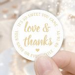 Sweet Love & Bedankt Wit & Goud Eenvoudig Script Ronde Sticker<br><div class="desc">Voeg een gepersonaliseerde touch toe aan feestgunsten en bedank je notities met aangepaste "liefde en bedankt" ronde stickers / envelopzegels. Alle bewoordingen op deze sjabloon zijn eenvoudig aan te passen voor elke gelegenheid, zoals bruiloft, vrijgezellenfeest, afstuderen, verjaardagsfeestje, jubileum of pensioen. Het witte en gouden ontwerp heeft moderne scriptkalligrafie in het...</div>