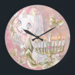 Sweet Menorah Girl Grote Klok<br><div class="desc">Een origineel schilderij in acryl's met de titel "Sweet Menorah Girl". Een mooie en zoete afbeelding van een jong Joods meisje en een gouden menorah, gevuld met witte kaarsen. Originele kunst © van Angela Flemming. Het is mogelijk dat alle materialen die in de lijst zijn opgenomen niet zonder mijn toestemming...</div>
