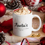 Sweet Modern Custom Name Script Hot Chocolate Mok<br><div class="desc">Sweet Modern Custom Name Script Hot Chocolate Mok met  gouden sterren en spruce illustratie op de achterkant.</div>