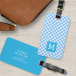 Sweet Monogram Baby Blue Gingham Bagagelabel<br><div class="desc">Reis in stijl met dit zoete monogram bagagelabel met een blauw vierkant tegen een babyblauw gingham patroon aan de voorkant met een gelijke blauwe achterkant. Pas het aan door de placeholder tekst te vervangen. Voor meer opties zoals het veranderen van de doopvont en het is grootte/kleur of het uit elkaar...</div>