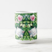 Sweet Napping White Kitten onder een Rozen Struik Koffiemok (Center)