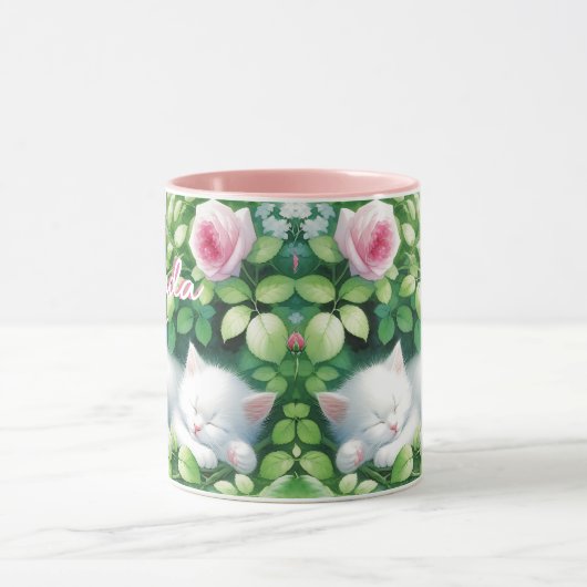 Sweet Napping White Kitten onder een Rozen Struik Mok (Midden)