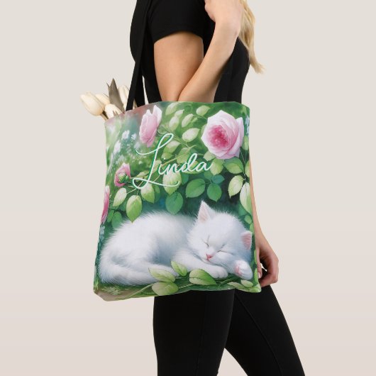 Sweet Napping White Kitten onder een Rozen Struik Tote Bag (Dichtbij)