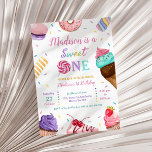 Sweet One 1e Verjaardag Ijs, Donuts Party Kaart<br><div class="desc">Schattigee eerste verjaardagsfeestuitnodiging voor een donut,  ijsje,  Snoep thema verjaardagsfeestje met donutillustratie met sprinkles. Personaliseer het met uw partijdetails gemakkelijk en snel,  druk eenvoudig de aanpassingsknoop om de stijl en de plaatsing van de tekst verder te herschikken en op te maken. Overeenkomende objecten beschikbaar in de winkel!</div>