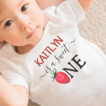 Sweet One Aardbei 1e verjaardag<br><div class="desc">Viel in stijl met dit trendy 1st verjaardags t-shirt. Het ontwerp is gemakkelijk te personaliseren met je eigen formulering en je kleine zal blij zijn om dit T-shirt te draag om hun eerste verjaardag te vieren. Overeenkomende objecten zijn te vinden in het collectie.</div>