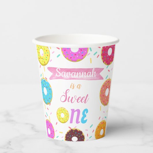 Sweet One Donut Birthday Invitation Paper R Papieren Bekers (Voorkant)