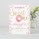 Sweet One Donut Girl 1st Birthday Party Roze Kaart (Staand voorkant)
