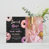 Sweet One Zwart Foto Donut Verjaardag Uitnodiginge Kaart (Staand voorkant)