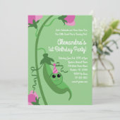 Sweet Pea is een 1e verjaardag Schattigee uitnodig Kaart (Staand voorkant)