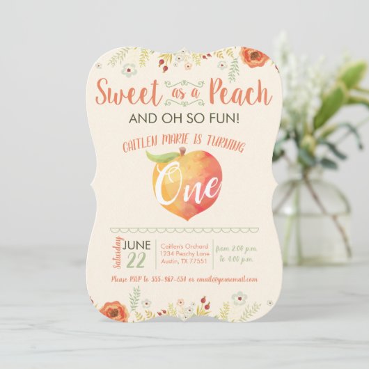 Sweet Peach Bloemen Eerste Verjaardag Uitnodiging (Staand voorkant)
