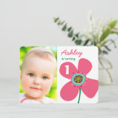 Sweet Pink Daisy Pop Foto Girl 1st Birthday Kaart (Staand voorkant)