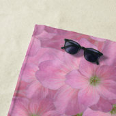 Sweet Pink Floral Patroon met Aangepast Monogram Strandlaken (In situ)